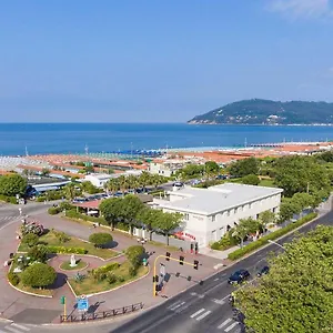 Tenda Rossa 3*, Marina Di Carrara Włochy